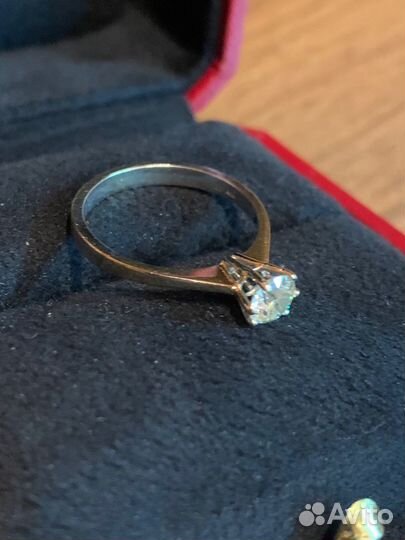 Кольцо с брилиантом