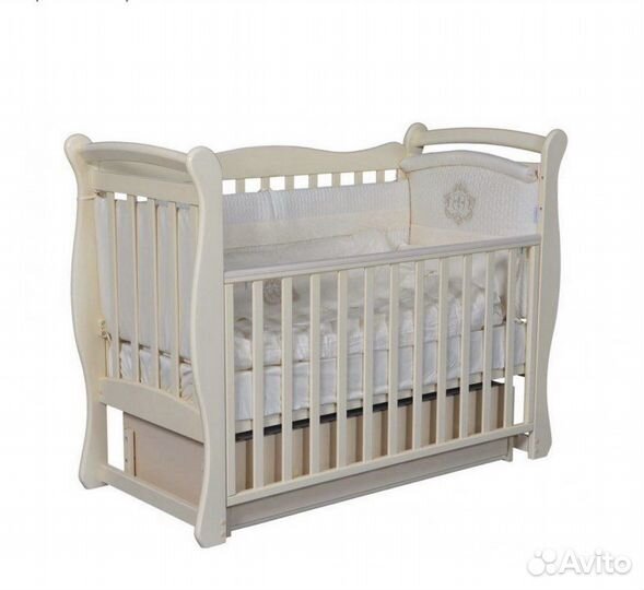 Детская кроватка с маятником и ящиком