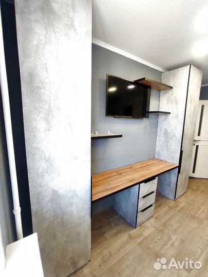 Рабочая зона со столом и шкафом