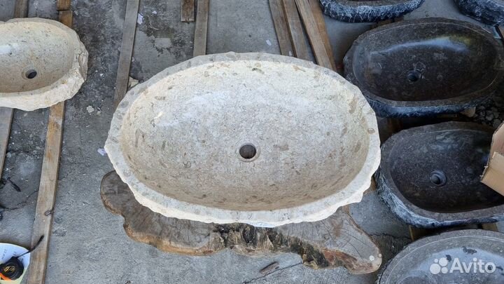 Раковина из белого мрамора