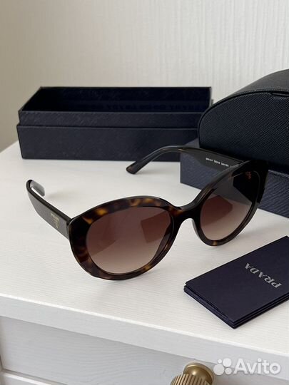 Солнцезащитные очки Prada