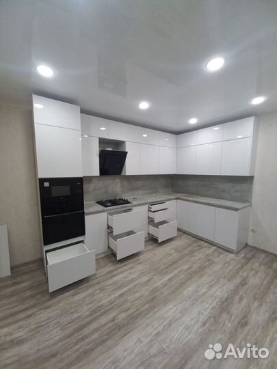 Кухня белая глянцевая с ручками Golla