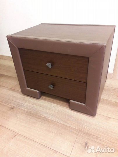 Две прикроватные тумбы 