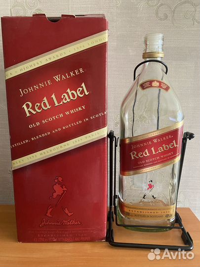 Бутылка Red label 4,5 л на качелях
