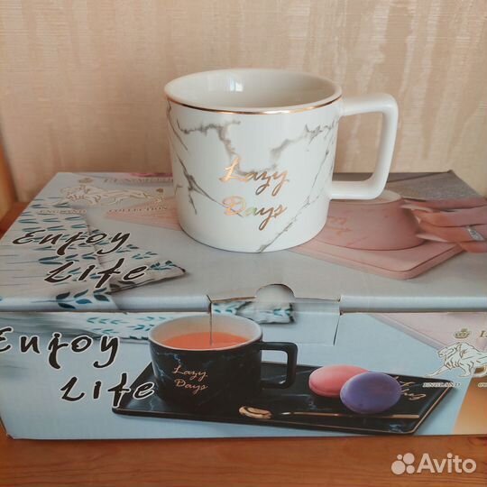 Фарфоровая чашка с блюдцем