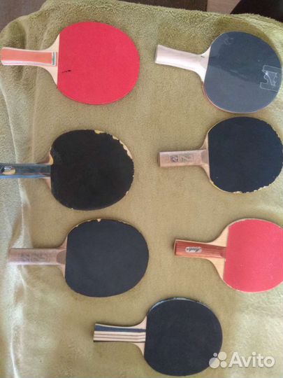 Набор разных ракеток для тенниса
