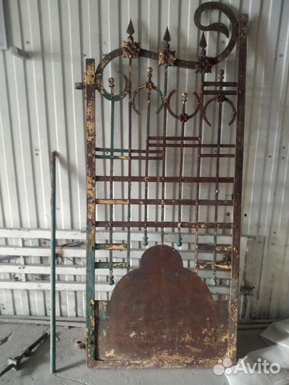 Кованная калитка старинная