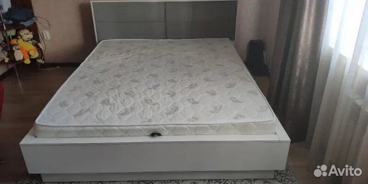 Кровать двуспальная с подъемным механизмом