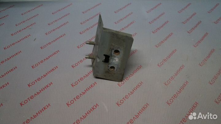 Nissan 62211-AU300 Кронштейн левый