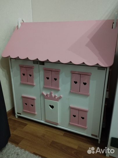 Большой кукольный домик с мебелью