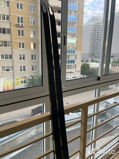 Лыжи беговые fisher коньковые, палки лыжные yoko