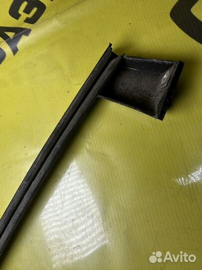 Направляющая правого стекла Hyundai Matrix 8256117