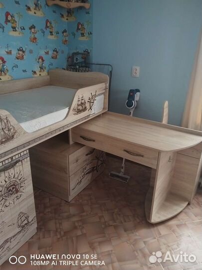 Детская двухярусная кровать со столом