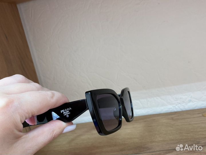 Солнцезащитные очки женские Prada