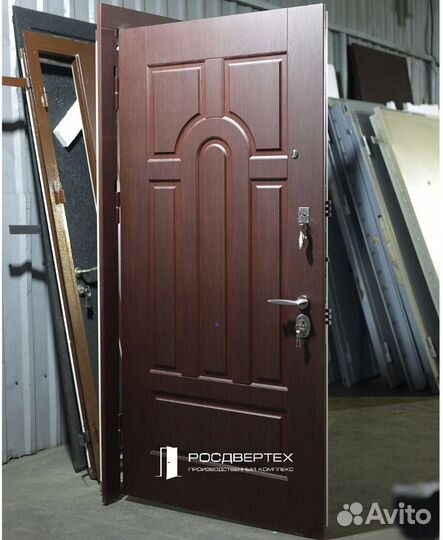 Дверь входная металлическая с зеркалом