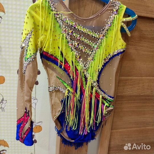 Яркие групповые купальники для гимнастики