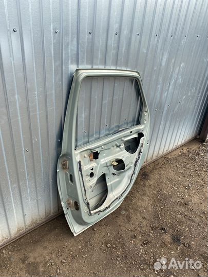 Задняя правая дверь Renault Scenik 1