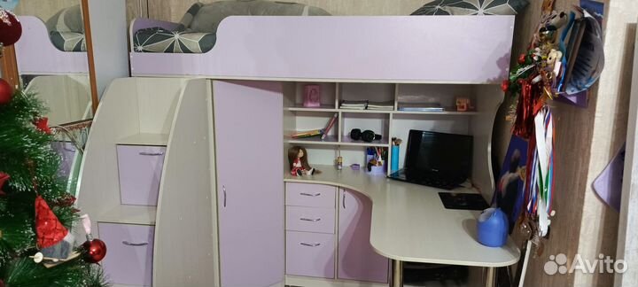 Кровать чердак со столом и шкафом