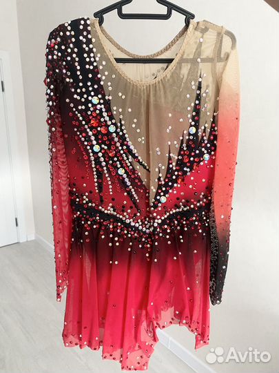 Платье для выступлений по фигурному катанию