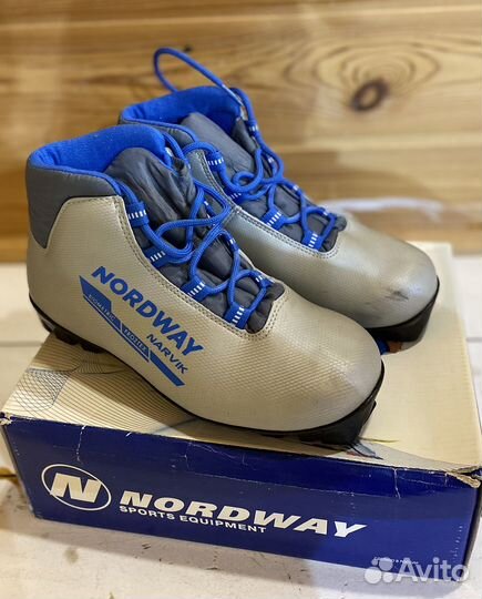 Лыжи с ботинками и палками