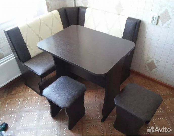 Кухонный уголок со столом новый