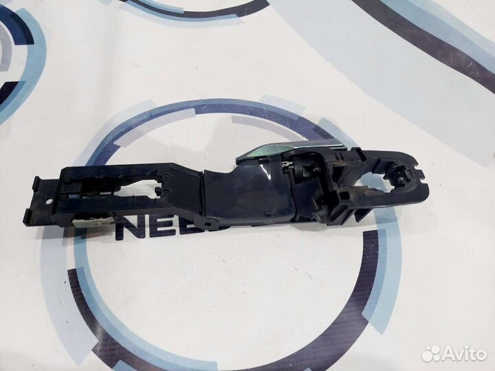 Кронштейн ручки двери перед лев Nissan Teana J32