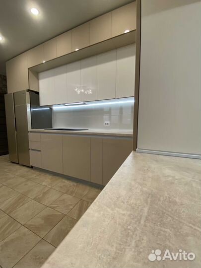 Угловая кухня под потолок на заказ