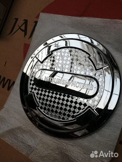 Накладка крышки бензобака Mitsubishi MZ330734