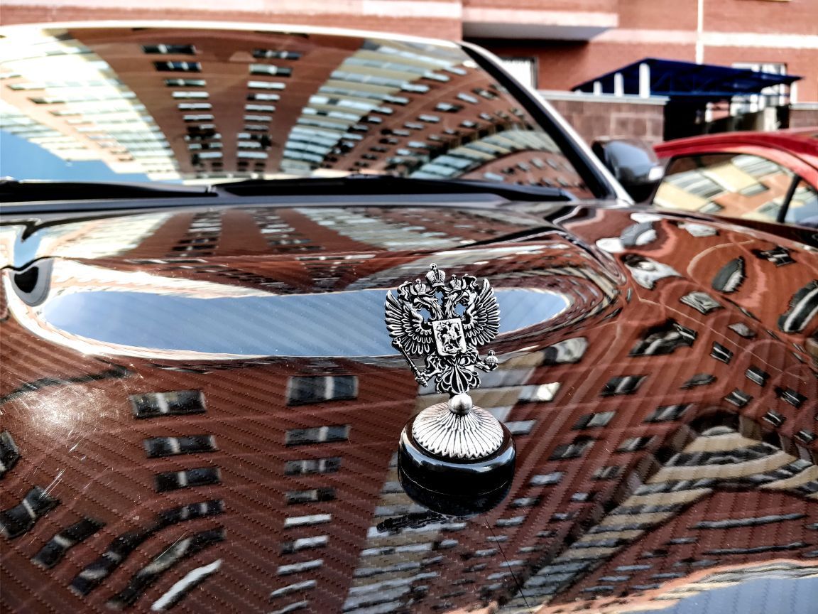 Металлическая фигурка на капот