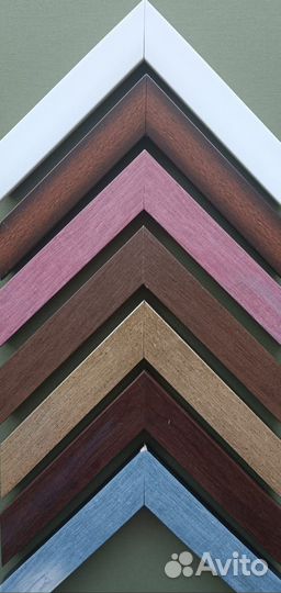 Большое зеркало в черной раме