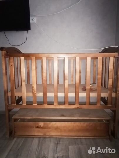 Детская кроватка с маятником и ящиком