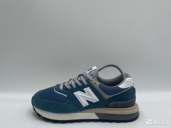 Кроссовки женские