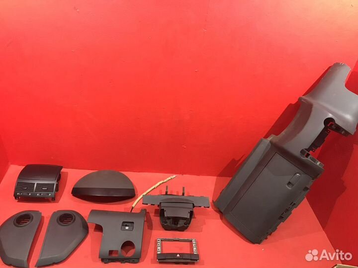 Пластик панели туарег бардачок накладка крышка