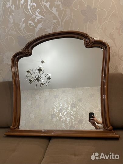 Зеркало настенное в раме из натурального дерева