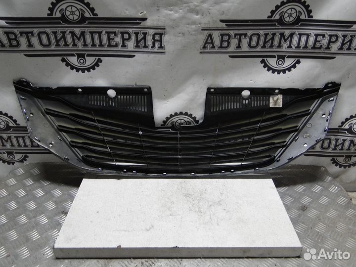 Решетка радиатора верхняя Toyota Sienna 3 2012 3.5