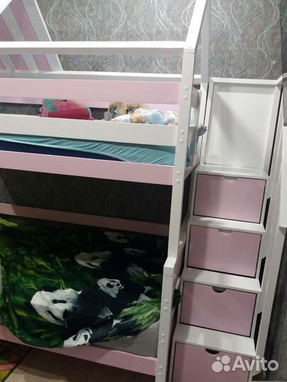 Двухъярусная кровать домик