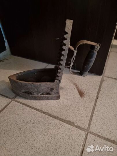 Старинный угольный чугунный утюг
