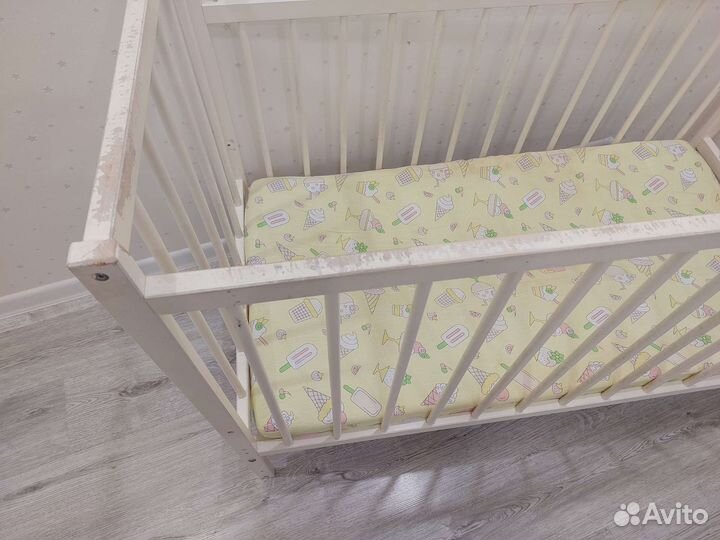 Детская кроватка с маятником