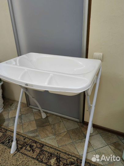 Ванночка для купания и пеленальный столик