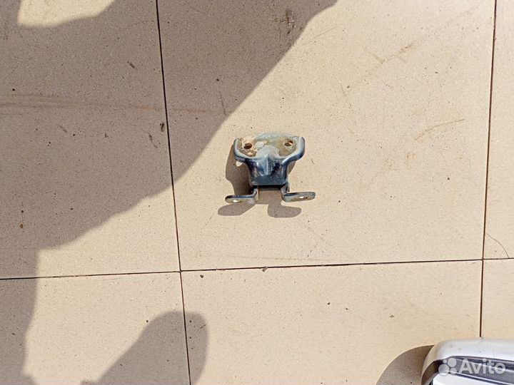 Петля двери задняя правая верхняя Hyundai Accent