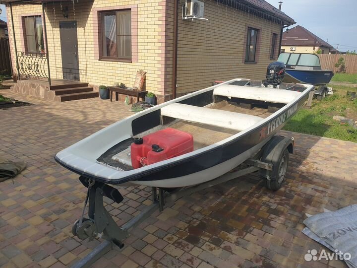 Моторная лодка пластиковая тримаран
