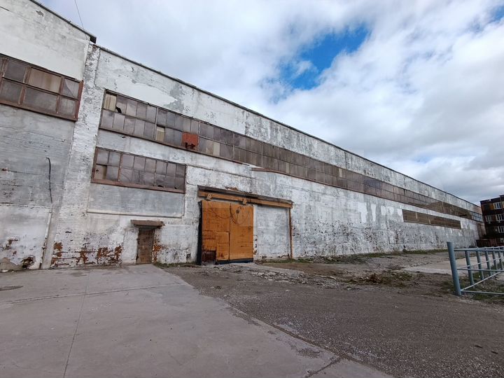 Промышленное здание на первой линии