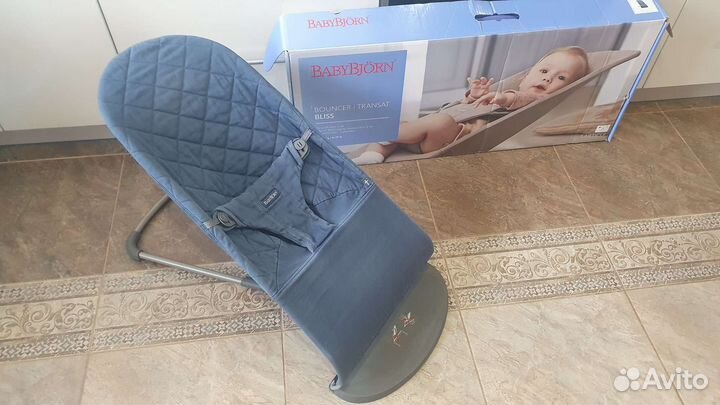 Шезлонг babybjorn с игрушкой