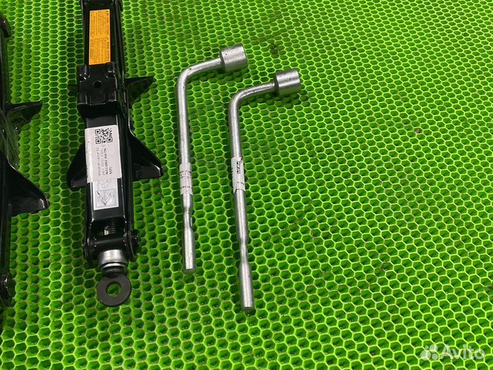 Набор инструмента в багажник lancer 10