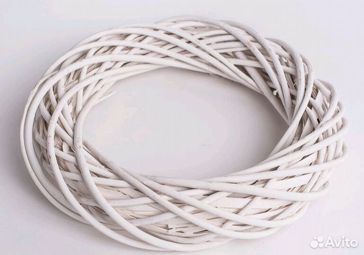 Венок из ротанга белый 40см