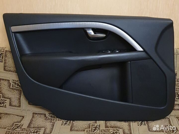 Обшивка двери передней левой Volvo XC70 BZ95