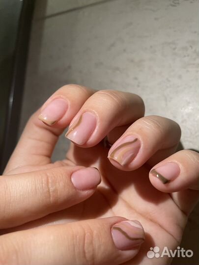 Модель на маникюр с покрыем гель лак