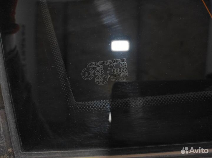 Стекло кузовное глухое левое Volkswagen Touareg 7L