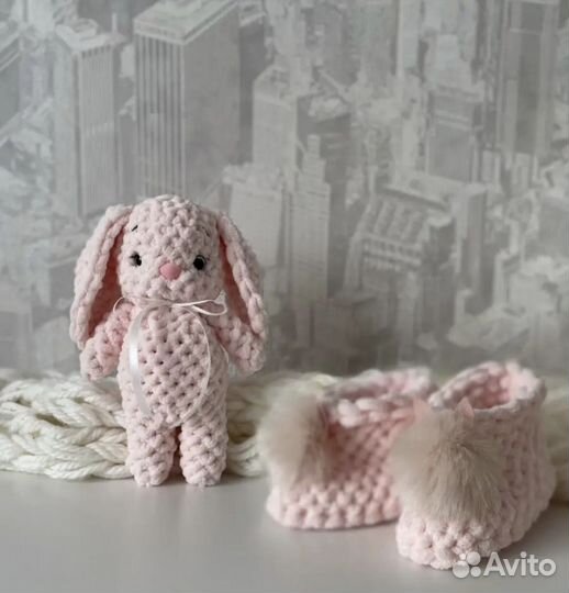 Вязаная игрушка Заяц + пинетки