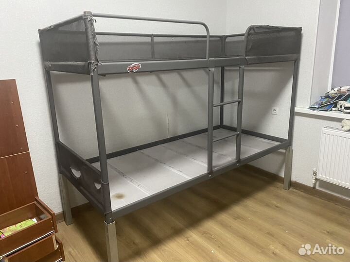 Двухъярусная кровать металлическая